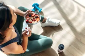 Shot,Of,Athletic,Woman,Eating,A,Healthy,Bowl,Of,Muesli